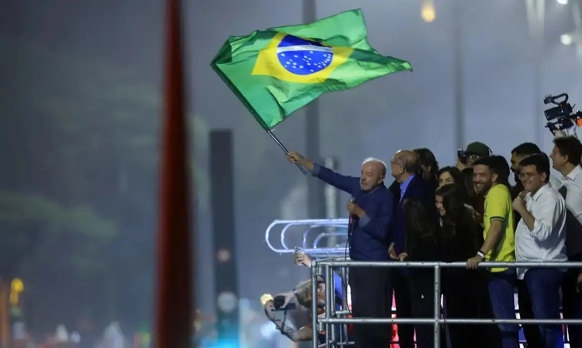Lula celebra vitória e destaca papel das redes sociais na eleição