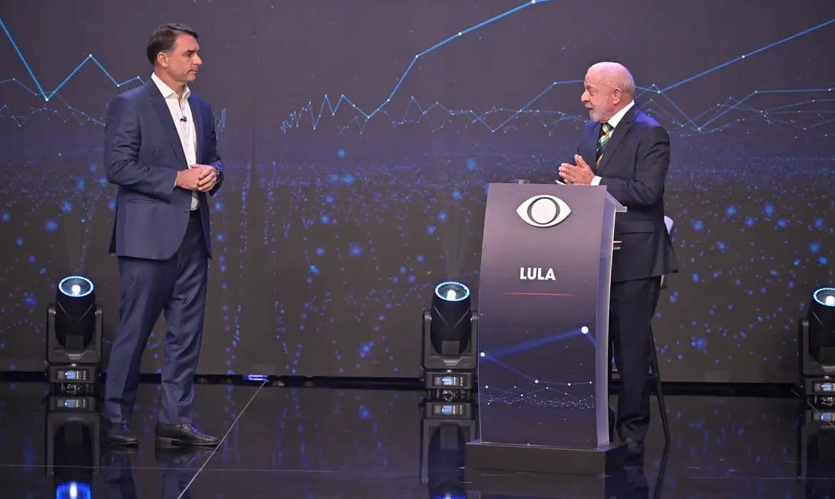 Lula e Flávio Bolsonaro debatem propostas em encontro na TV