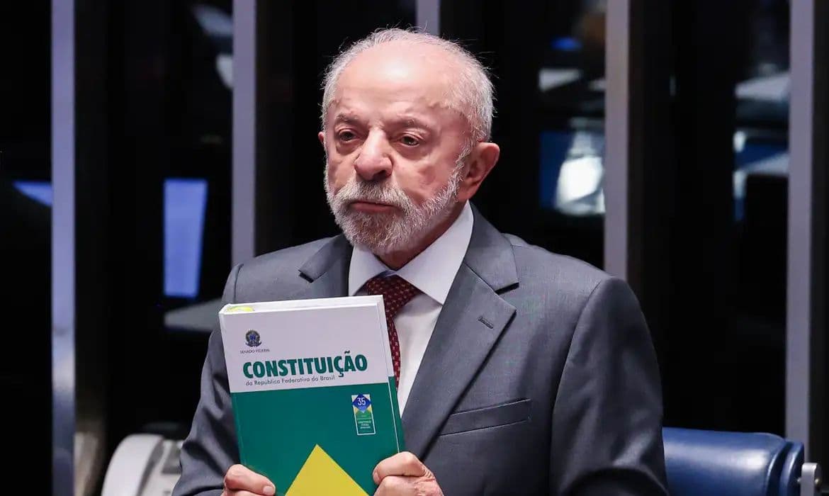 Lula faz campanha em Minas Gerais e celebra fim da escala 6×1