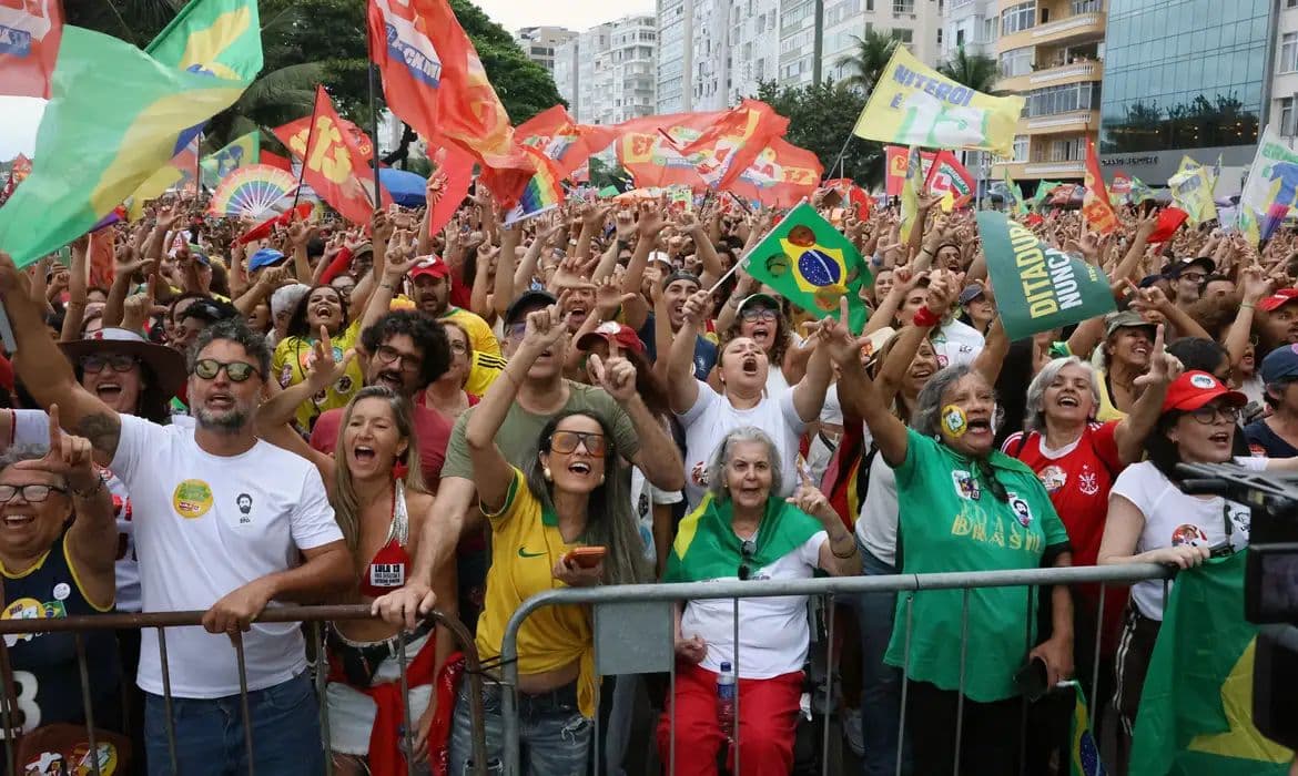 Milhares participam de atos em defesa da democracia em todo o Brasil
