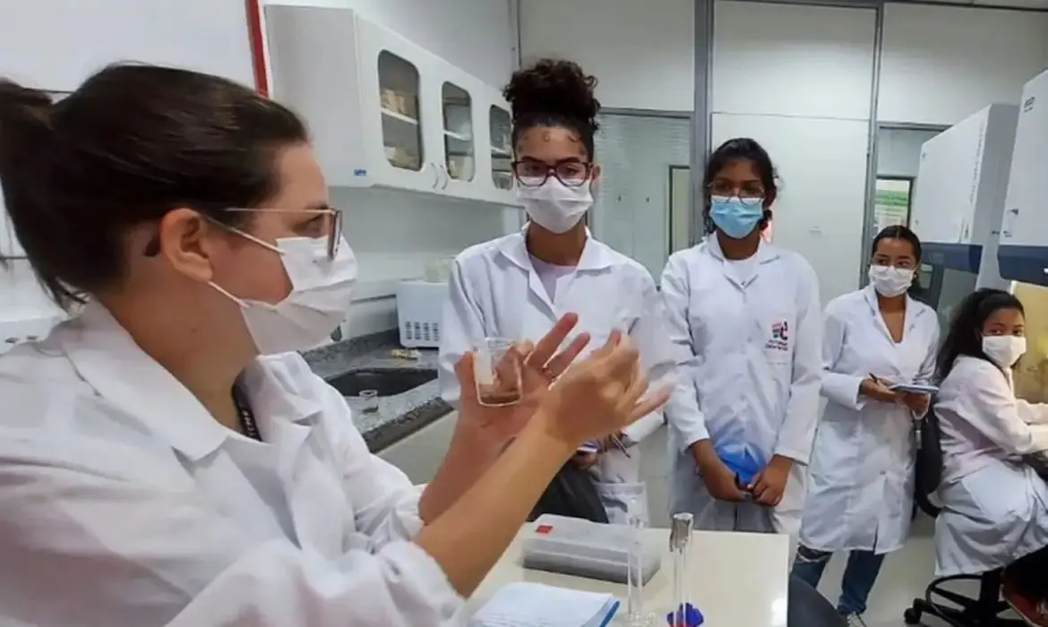 Programa Futuras Cientistas abre 470 vagas para imersão científica em 2027