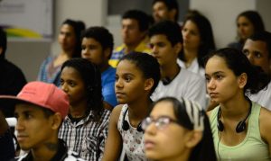 Pobreza e violência pioram saúde mental de jovens