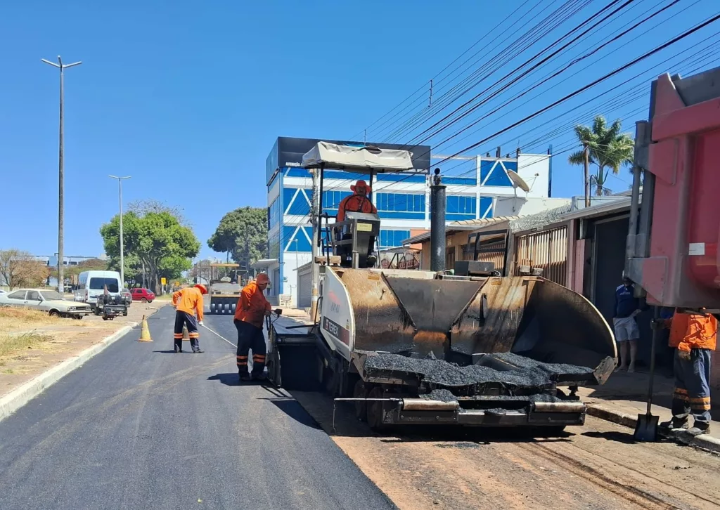 Caminhão fazendo recapeamento asfáltico em taguatinga