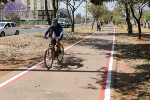 Ciclista andando pela ciclovia do Pistão Sul em Taguatinga