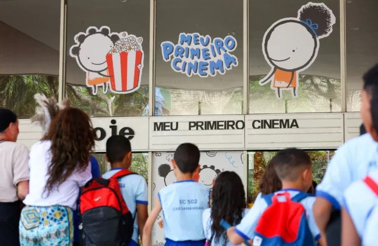 Crianças da rede publica do DF visitando o Cine Brasília