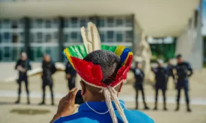 Indígena Em Frente ao Plácio da Justiça