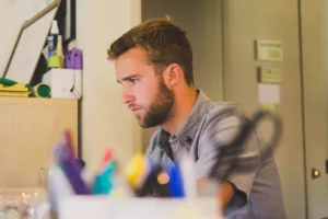 Jovem sentado estudando