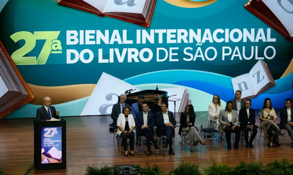 Lula assinando regulamentação da Política Nacional de Leitura e Escrita