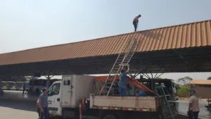 Reparo e limpeza feito em manutenção na rodoviária