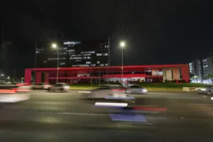 Fachada do Palácio do Buriti iluminada com a cor rosa