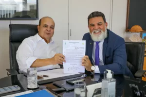 Ibaneis Rocha assinando reajuste para técnicos de enfermagem