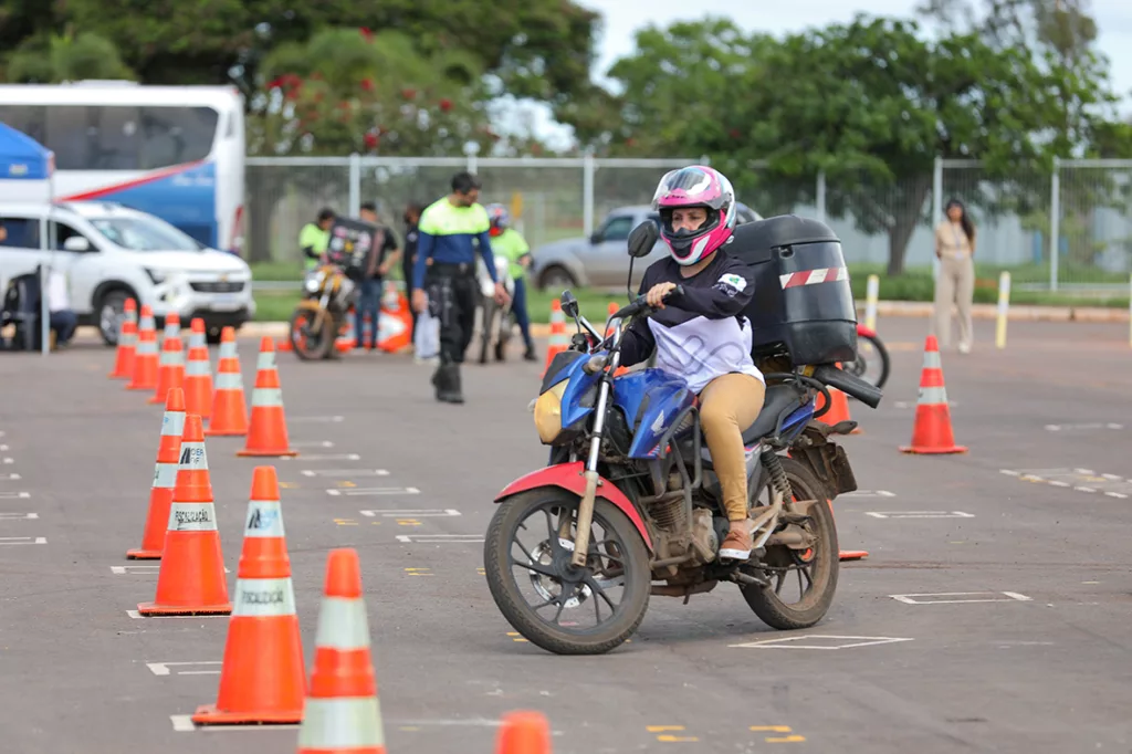 Entregadoras de aplicativos fazem curso de pilotagem segura