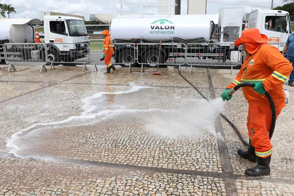 Limpeza da Praça dos Três Poderes