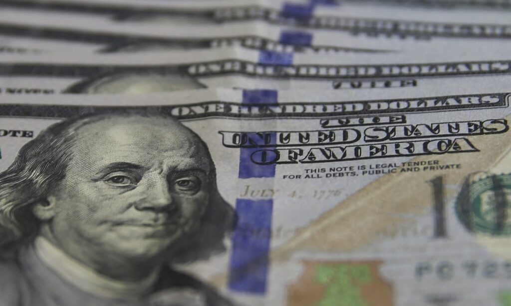 Dólar cai R$ 5,38