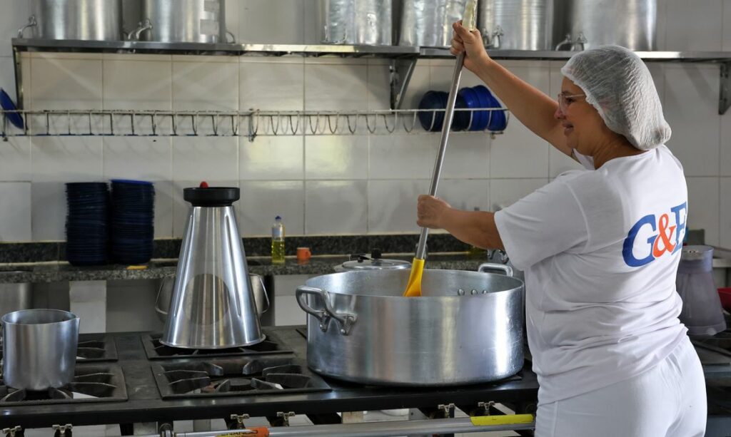 Ceará proíbe ultraprocessados merenda