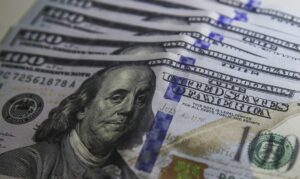 Ibovespa recorde dólar sobe