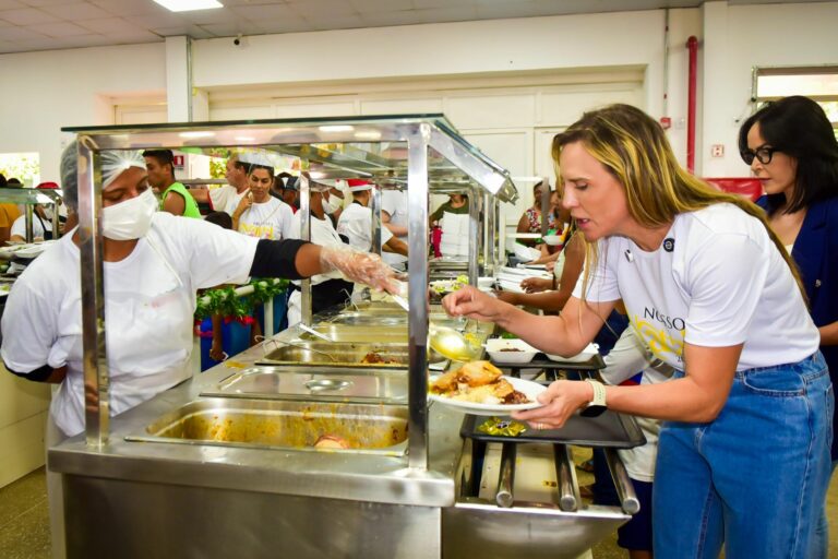 Coral do Gari Emociona Público em Almoço de Natal no Restaurante Comunitário de Samambaia