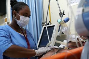 IgesDF abre seleção com salários de até R$ 4,1 mil para Enfermagem e Fonoaudiologia