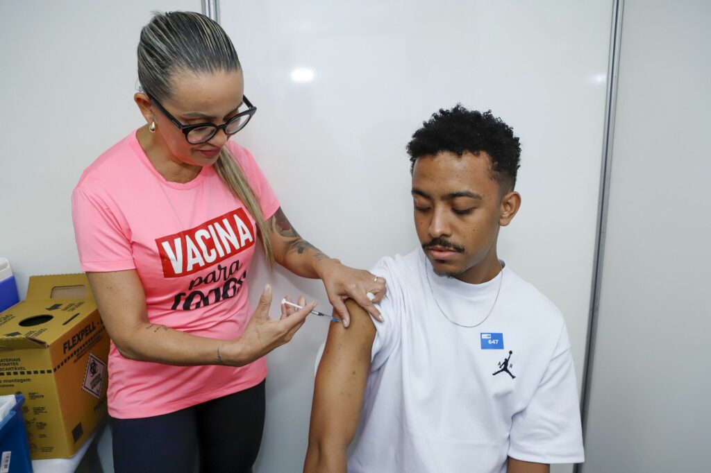 DF oferece 50 locais de vacinação contra dengue, covid e gripe neste fim de semana