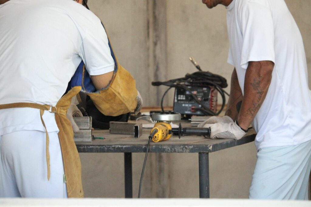 DF: Reeducandos reformam carteiras escolares em parceria que une ressocialização e educação.