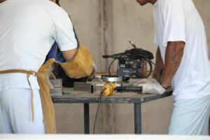 DF: Reeducandos reformam carteiras escolares em parceria que une ressocialização e educação.