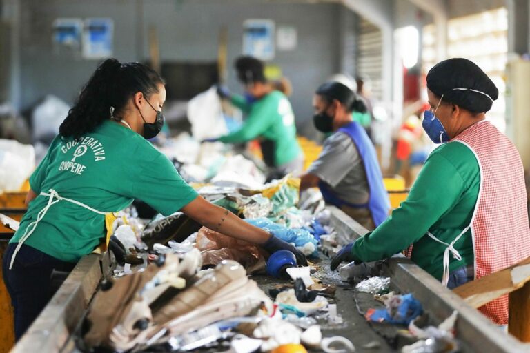 Mutirão GDF Presente leva cidadania e serviços essenciais a catadores do DF
