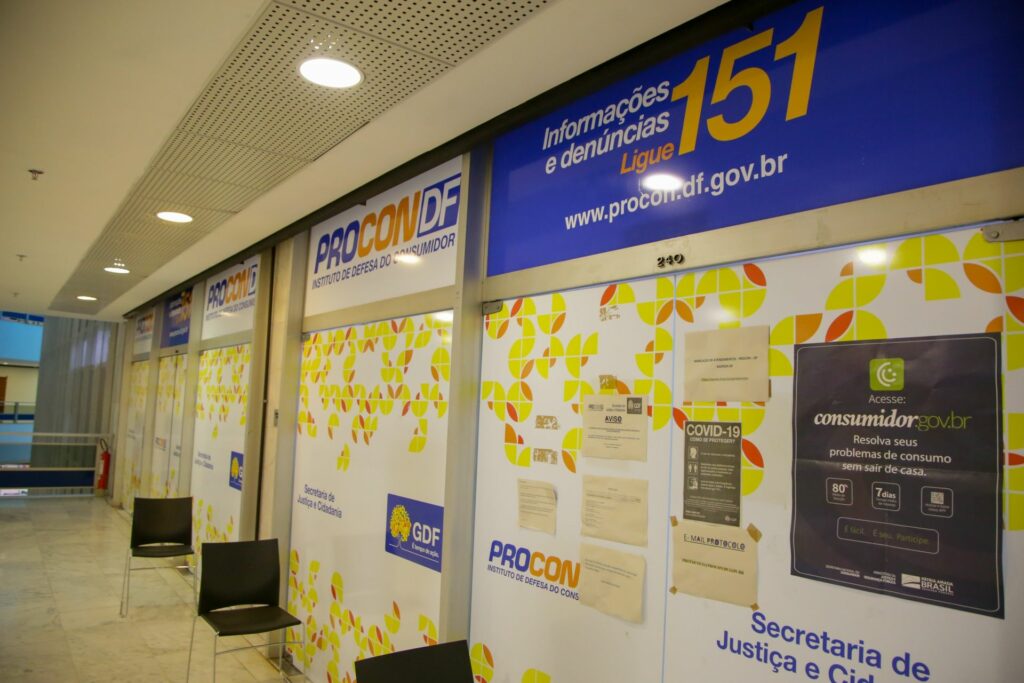 Procon-DF autua 27 escolas particulares no DF após fiscalização de material escolar