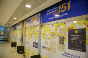 Procon-DF autua 27 escolas particulares no DF após fiscalização de material escolar