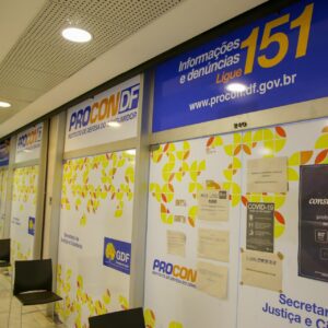 Procon-DF autua 27 escolas particulares no DF após fiscalização de material escolar