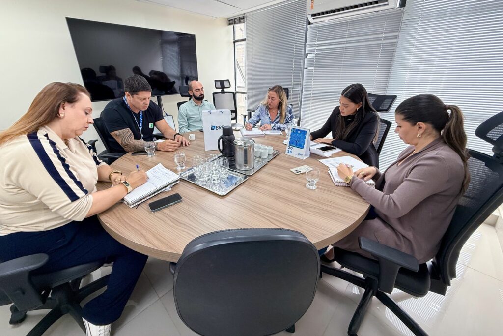 Cartão Uniforme Escolar: Veja como retirar o benefício nas agências do BRB