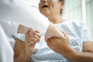 IgesDF abre seleção para médicos especialistas com salários de até R$ 18 mil