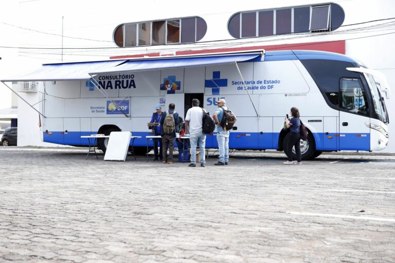 SES-DF amplia atendimento de saúde para população de rua com novo ônibus em Ceilândia