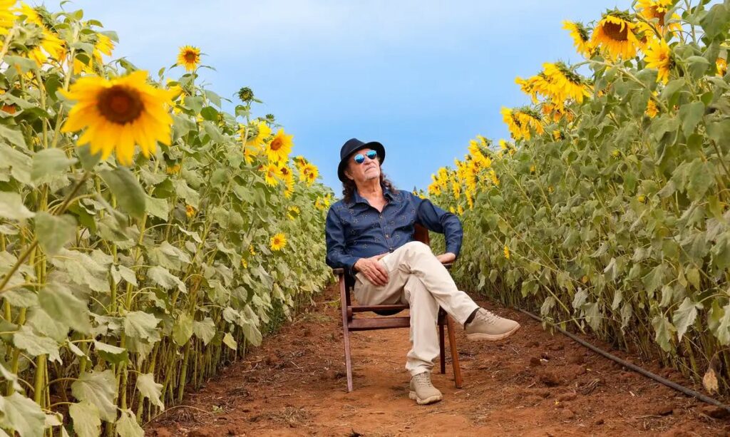 Alceu Valença celebra 80 anos com a turnê nacional "80 Girassóis"