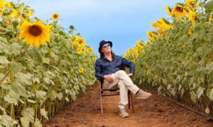 Alceu Valença celebra 80 anos com a turnê nacional "80 Girassóis"