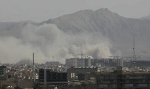 Ataque ao Irã: Especialistas preveem alta no petróleo e crise econômica global