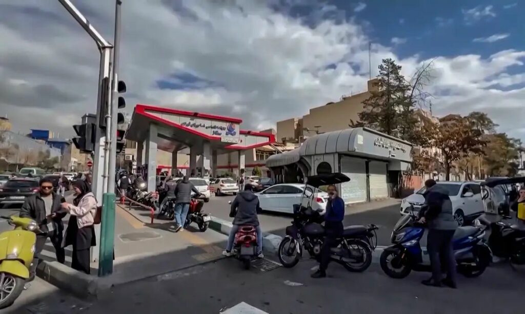 Ataque dos EUA e Israel ao Irã provoca pânico e fuga em massa de civis