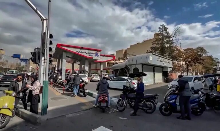 Ataque dos EUA e Israel ao Irã provoca pânico e fuga em massa de civis