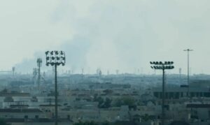 Ataques do Irã a centros de energia no Golfo fazem petróleo disparar