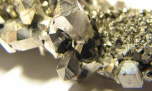 Brasil busca tecnologia europeia para processar minerais críticos e terras raras