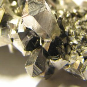 Brasil busca tecnologia europeia para processar minerais críticos e terras raras