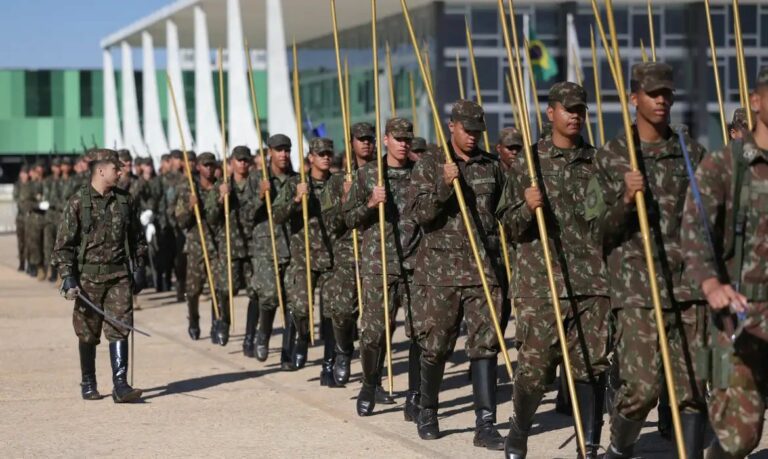 Defesa fixa cotas para negros e indígenas em escolas militares