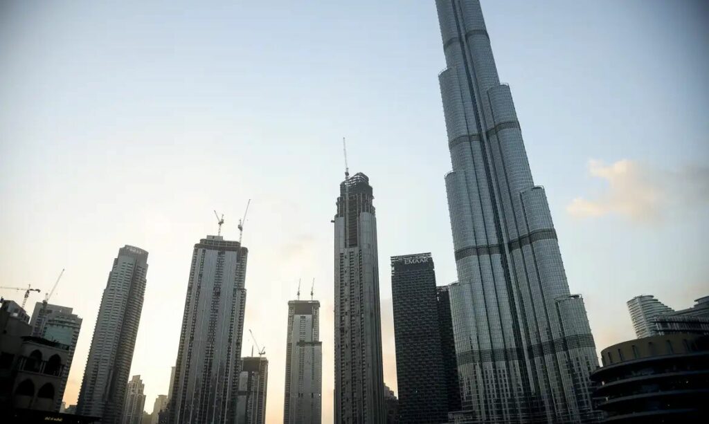 Emirados Árabes Unidos fecham espaço aéreo por ameaças de mísseis do Irã