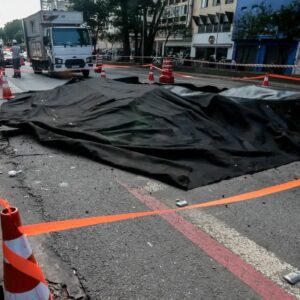 Explosão na Rua da Consolação abre cratera e interdita via em São Paulo
