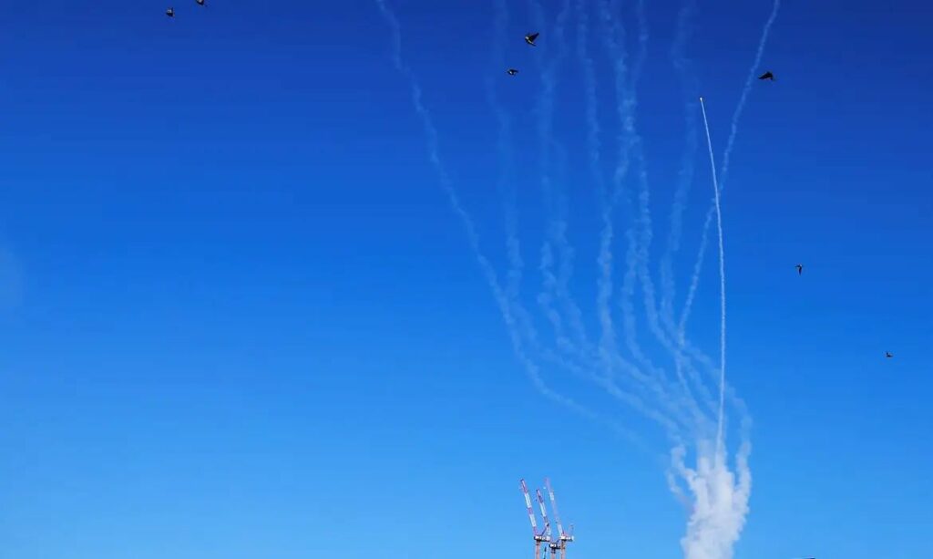 Irã ataca alvos no Oriente Médio e impacta mercado global de petróleo