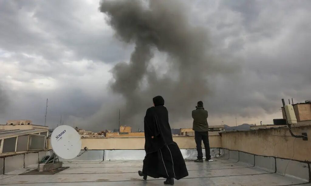 Israel ataca o coração de Teerã e Irã retalia com mísseis contra Netanyahu