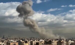 Israel intensifica ataques contra o Irã em meio à escalada de guerra com os EUA