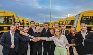 Lula entrega ônibus escolares e afirma que educação é o caminho para salvar o país