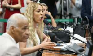 MPF processa Ratinho e SBT por falas transfóbicas contra Erika Hilton