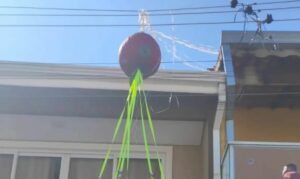 Queda de balão causa incêndio em Carapicuíba e alerta Defesa Civil