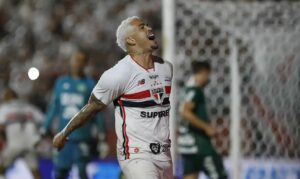São Paulo assume liderança do Brasileirão após vencer Chapecoense
